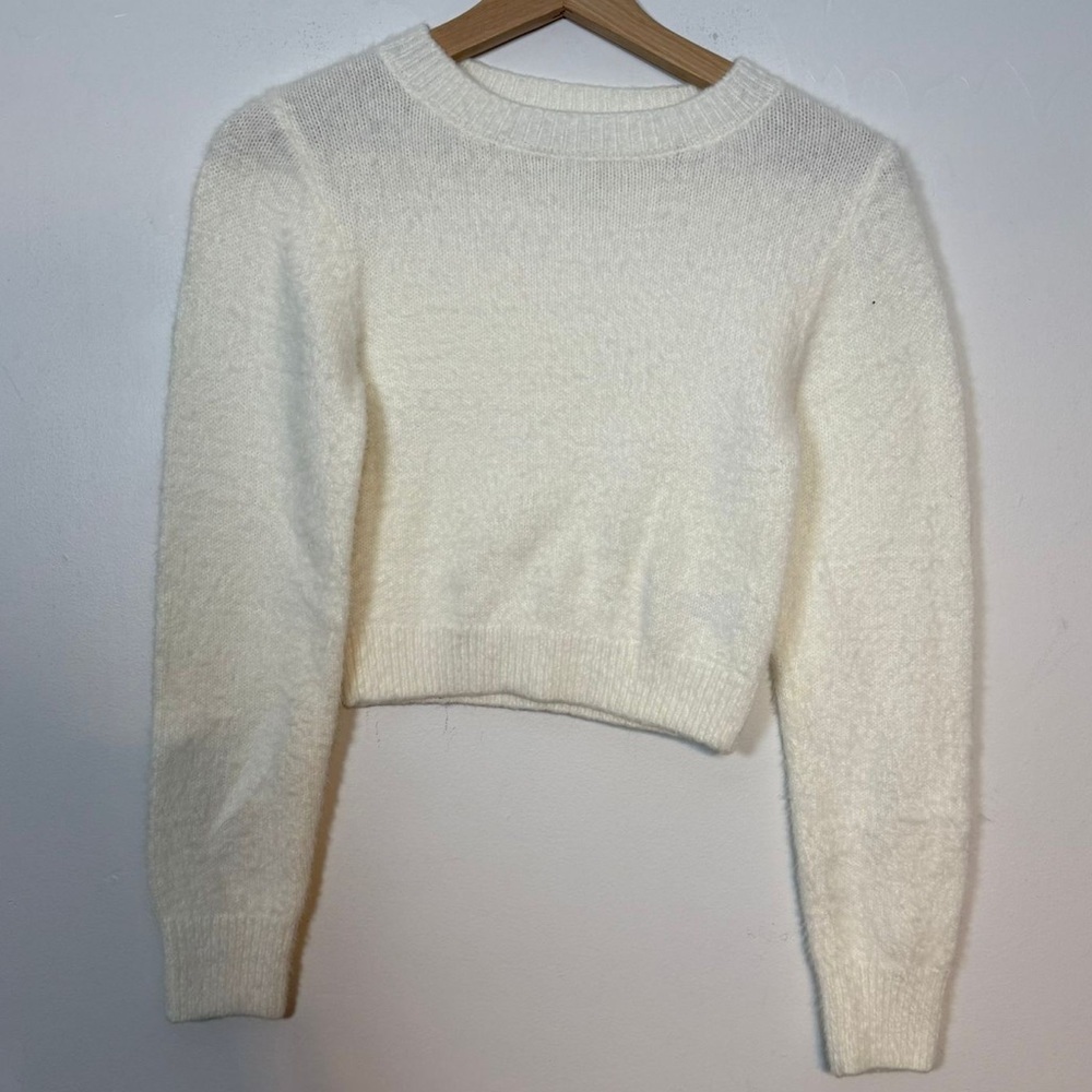 Urban Outfitters Women’s White Cropped Fuzzy Sweater Size Small - Picture 2 of 7